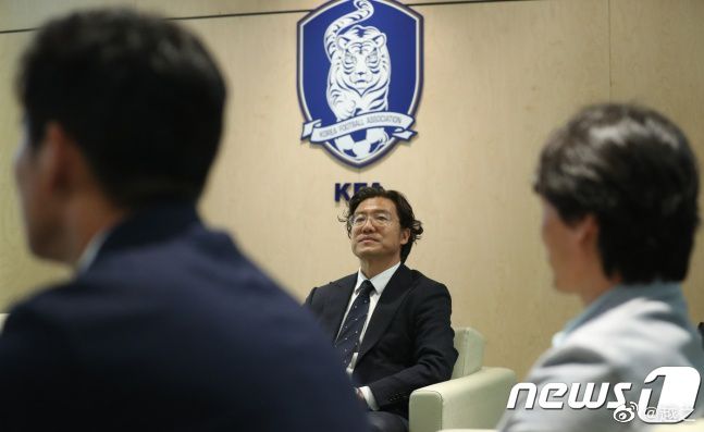 《图片报》表示对于瓦茨克来说，他将面临艰难的日子并需要做出艰难的决定：他是否会继续信赖泰尔齐奇，这是否会危及到跻身前四、拿到欧冠资格的最低目标？还是说瓦茨克将会与这位具有多特DNA的教练划清界限？《图片报》表示当摄像机捕捉到他在比赛最后阶段的空座时，其他的一切就不再重要了，他必须决定的是多特接下来将发生什么。